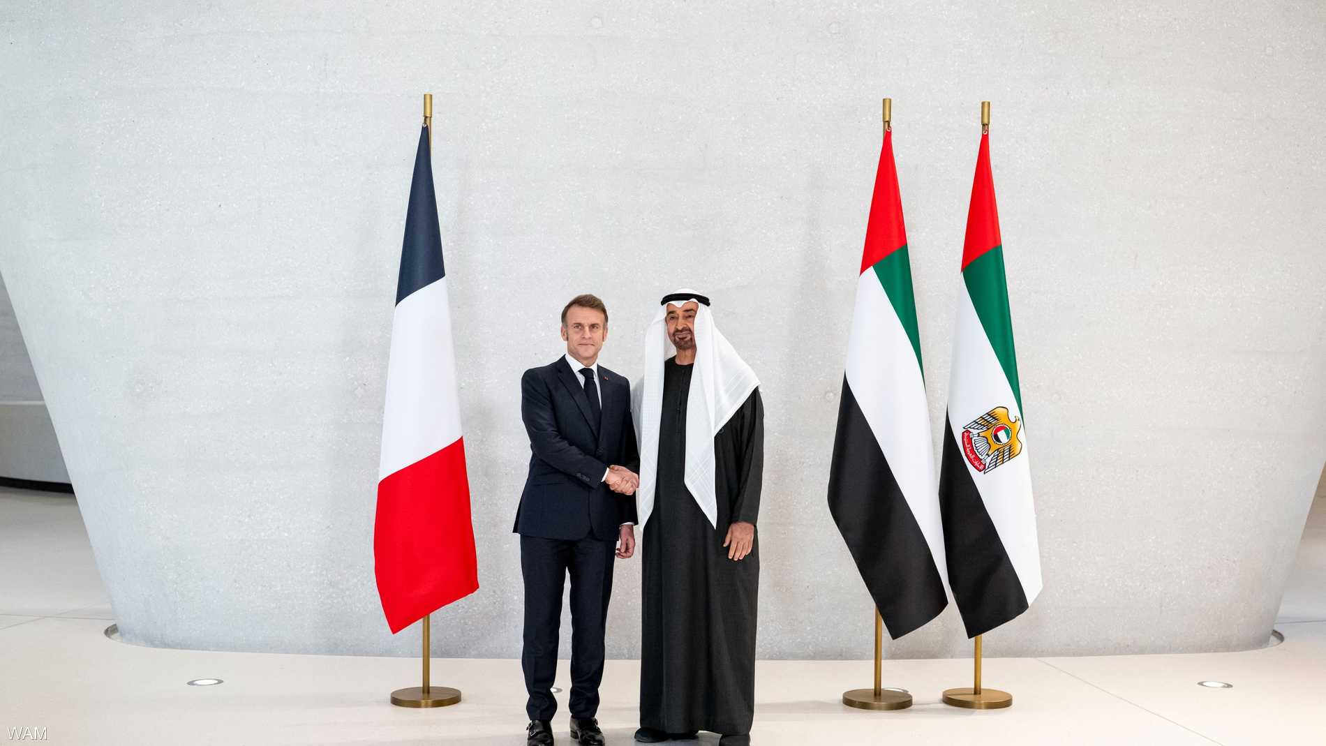 الشيخ محمد بن زايد يستقبل ماكرون في أبوظبي 