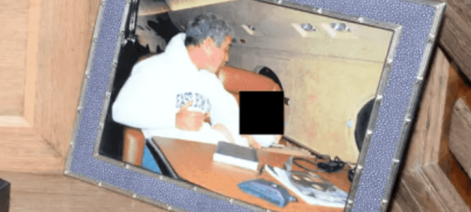 إبستين رفقة فناة قاصرة على متن طائرة