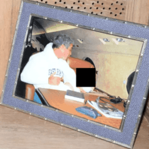 إبستين رفقة فناة قاصرة على متن طائرة