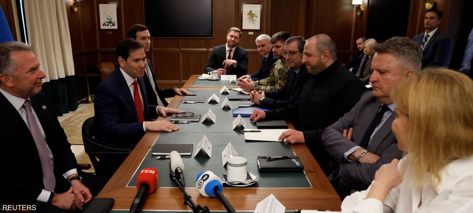 اجتماع رفيع المستوى في النادي في مدينة هالانديل بيتش