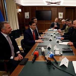 اجتماع رفيع المستوى في النادي في مدينة هالانديل بيتش