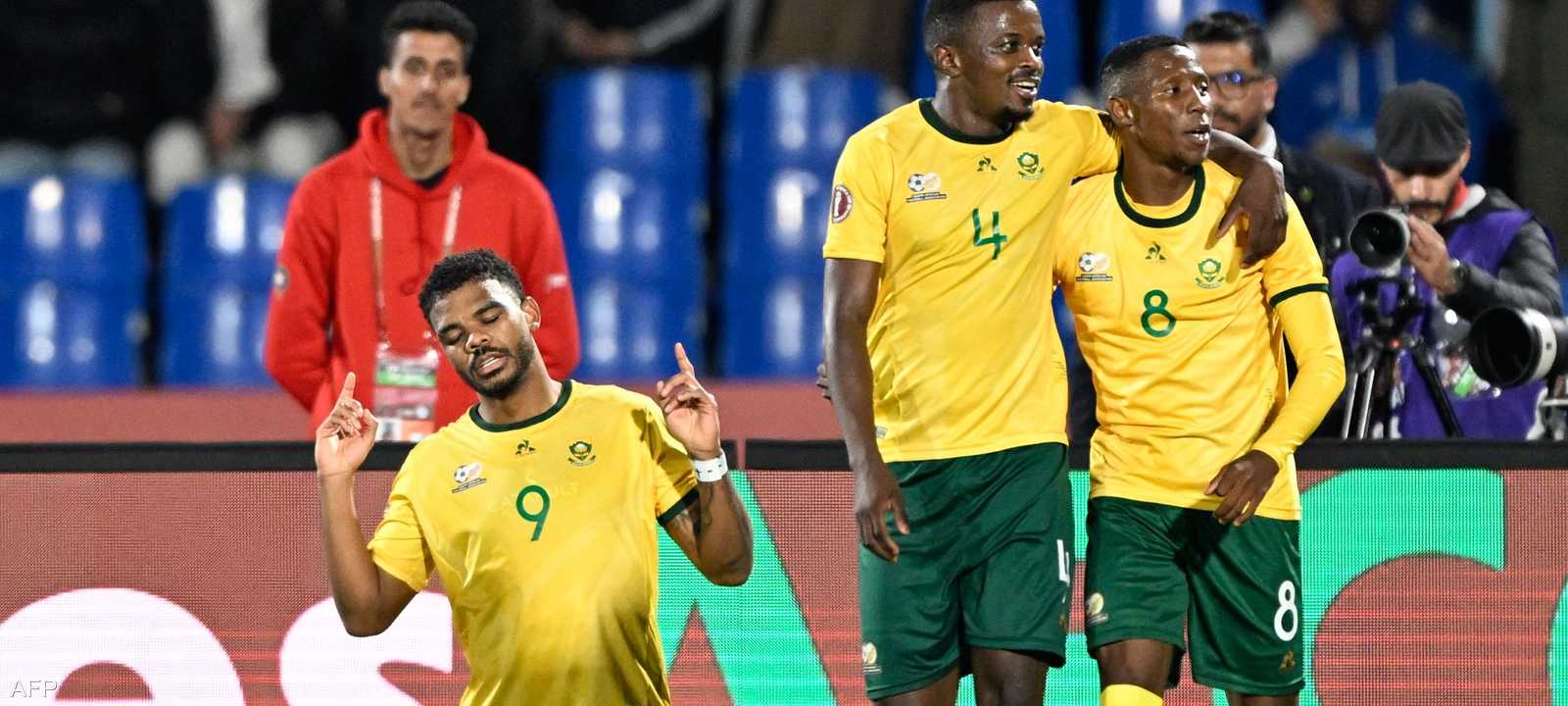 لايل فوستر يحتفل بتسجيل هدف في مرمى أنغولا