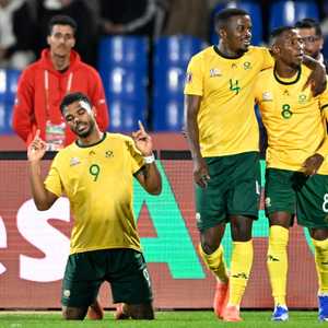 لايل فوستر يحتفل بتسجيل هدف في مرمى أنغولا