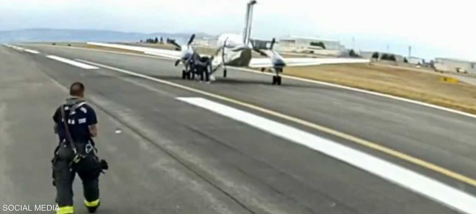 النظام يوجه الطائرة إلى مطار مناسب