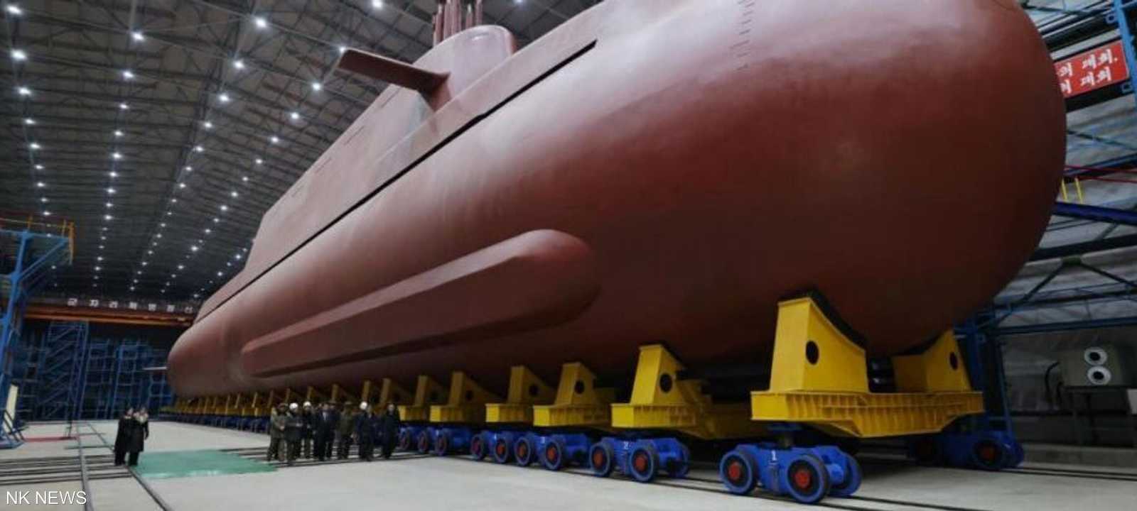 كيم جونغ أون يتفقد الغواصة الجديدة التي تعمل بالطاقة النووية