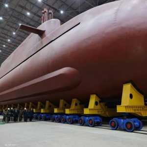 كيم جونغ أون يتفقد الغواصة الجديدة التي تعمل بالطاقة النووية