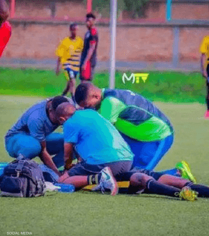 توفي اللاعب أثناء نقله إلى المستشفى رغم محاولات إسعافه