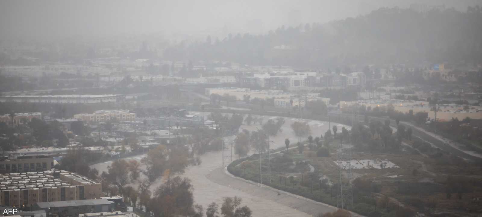 تسببت الأمطار في سقوط أشجار، وإغلاق طرق