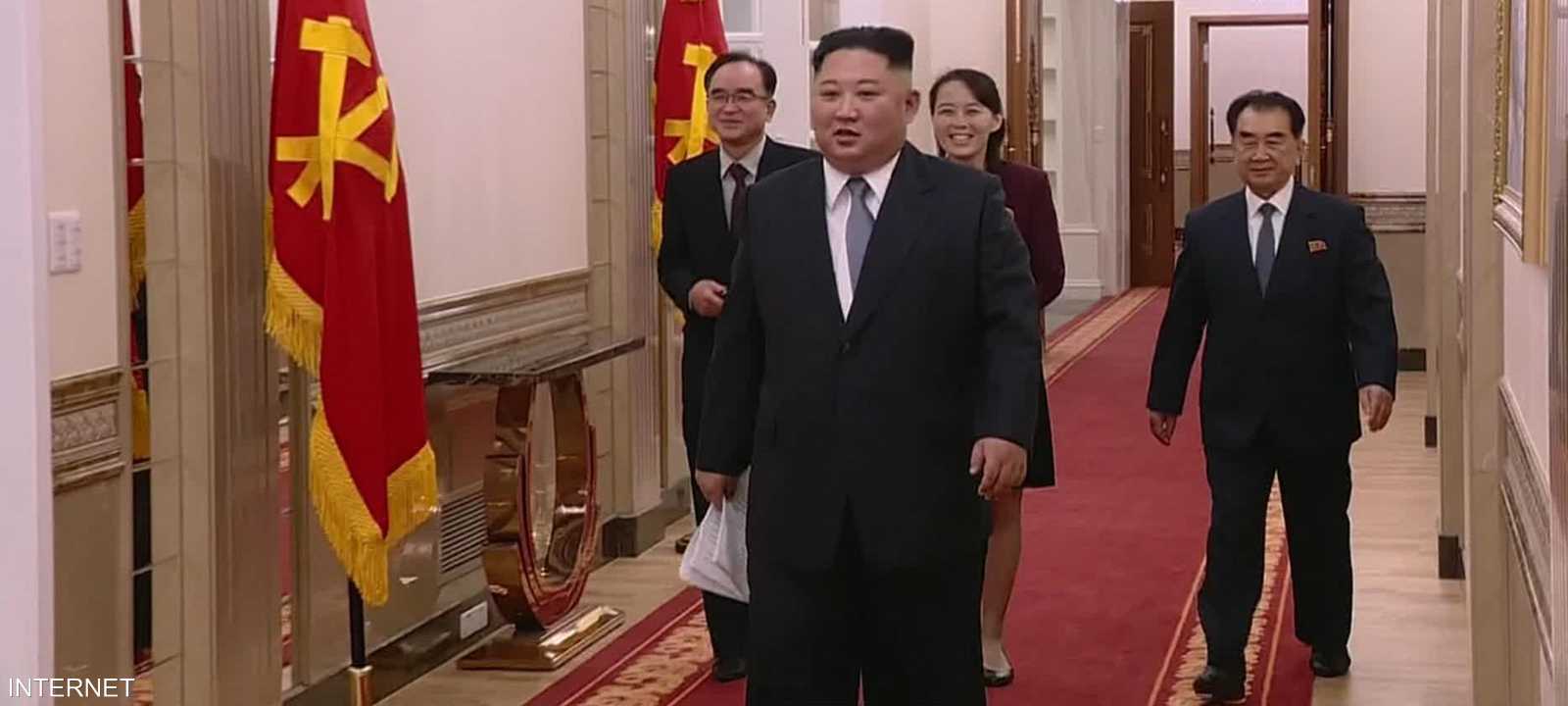 كيم تشانغ سون (يمين) برفقة الزعيم كيم جونغ أون