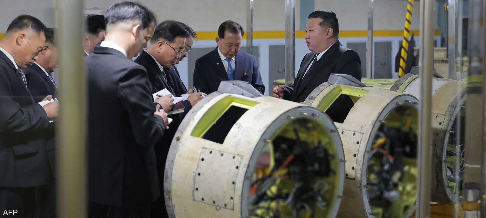 الرئيس كيم يزور مصانع إنتاج الذخائر