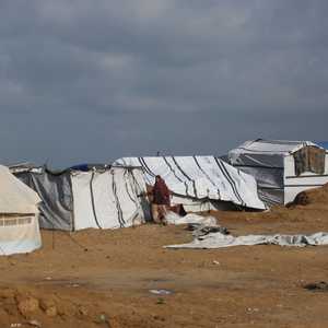 أهالي غزة يعانون بشدة من تأثير المنخفض الجوي