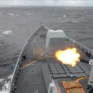 سفينة حربية صينية تطلق قذائف على موقع غير مجدد في المناورات