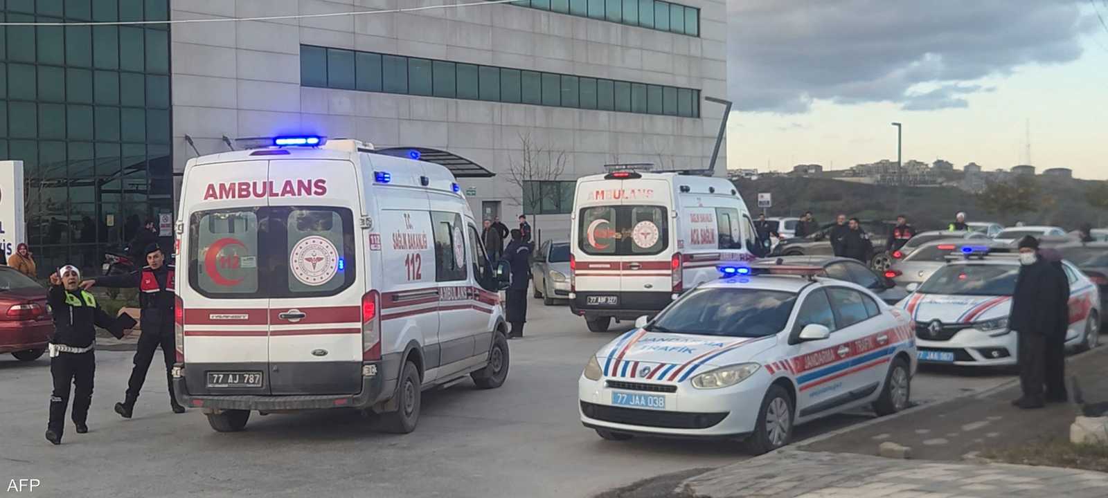 سيارات إسعاف تركية تنقل مصابين بعد عملية يالوفا