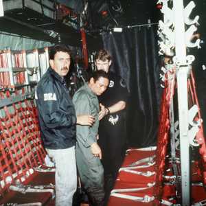 نورييغا اعتقل ونقل إلى الولايات المتحدة حيث توفي هناك