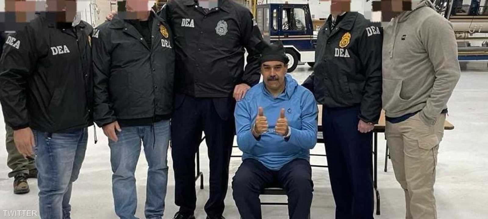 مادورا مقيدا على كرسي بعيد وصوله مركز الاعتقال