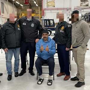 مادورا مقيدا على كرسي بعيد وصوله مركز الاعتقال