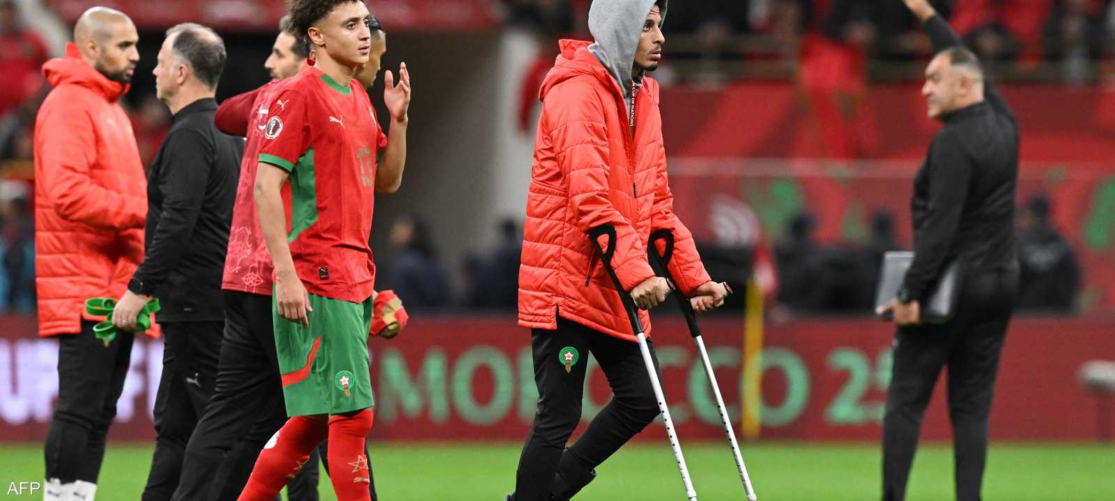 أوناحي ظهر في الملعب بعكازين