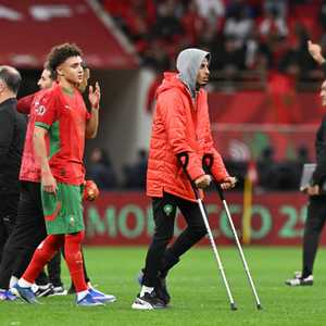 أوناحي ظهر في الملعب بعكازين