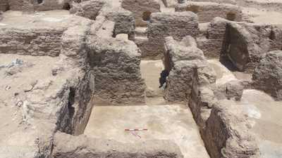 تم الكشف عن بقايا مبانٍ شُيِّدت من الطوب اللبن