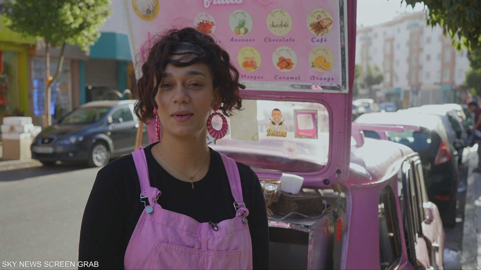 قصة شابة حولت سيارتها القديمة إلى مشروع متنقّل