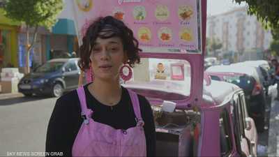 قصة شابة حولت سيارتها القديمة إلى مشروع متنقّل