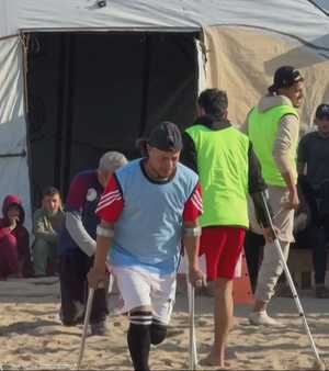 كرة القدم.. متنفس مبتوري الأطراف في مخيمات غزة