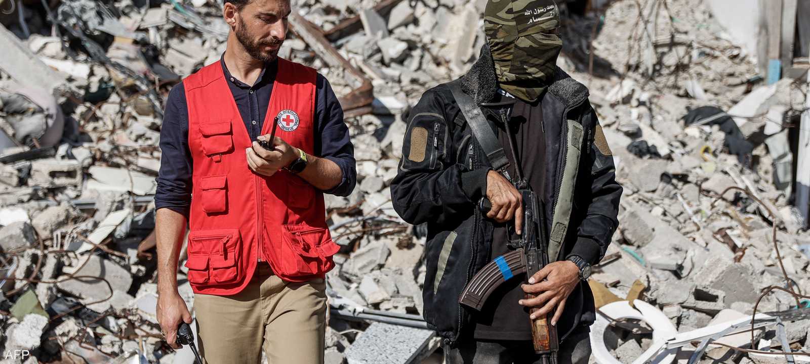 تجري عملية البحث في حي الزيتون شمال قطاع غزة