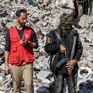 تجري عملية البحث في حي الزيتون شمال قطاع غزة