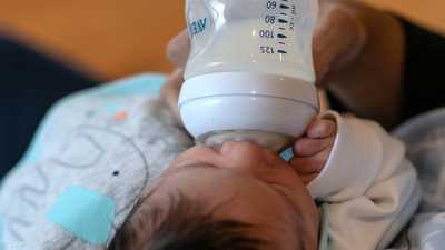 مصر.. سحب كميات من حليب الأطفال بسبب "السيروليد"