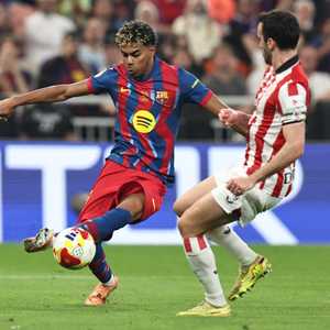 لامين يامال جناح برشلونة يرواغ إينيغو ليكوي مدافع بلباو