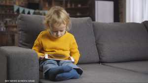 أطباء يحذرون من تهدئة الأطفال عبر متابعة الشاشات