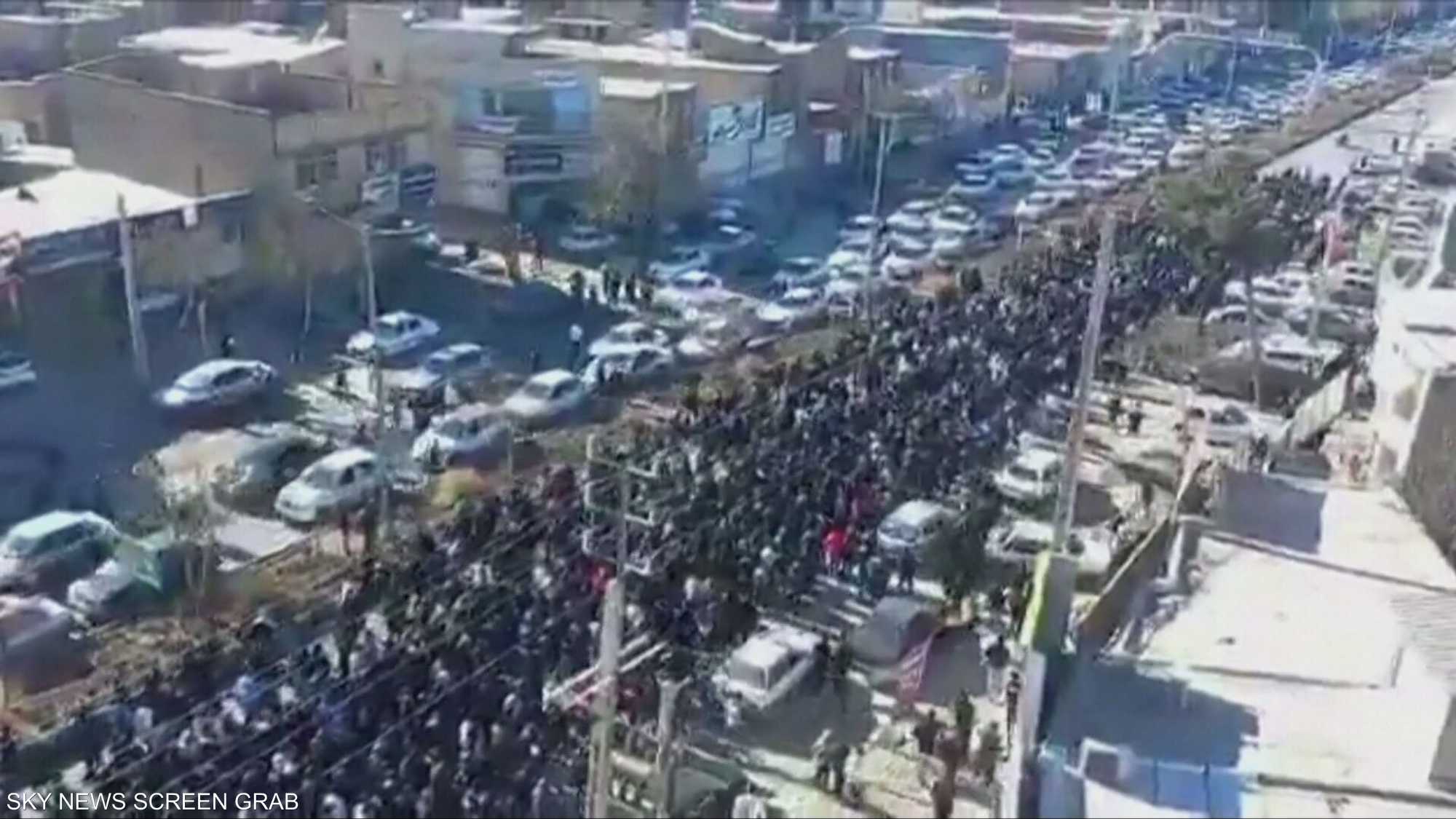 الاحتجاجات على الأوضاع الاقتصادية مستمرة في عموم مدن إيران