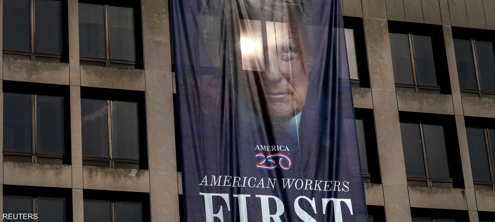 صورة ترامب على مبنى وزارة العمل الأميركية