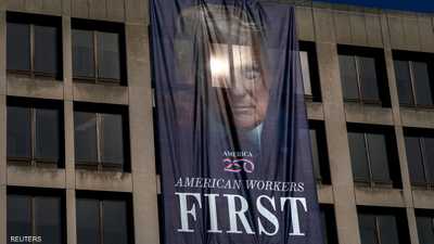 صورة ترامب على مبنى وزارة العمل الأميركية