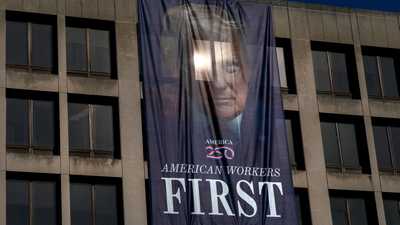 صورة ترامب على مبنى وزارة العمل الأميركية