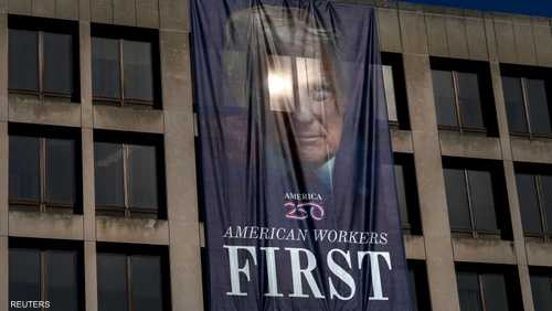 صورة ترامب على مبنى وزارة العمل الأميركية