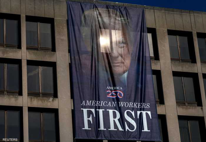 صورة ترامب على مبنى وزارة العمل الأميركية