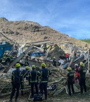 عناصر الإنقاذ يواجهون الآن خطر انهيار مزيد من الأنقاض