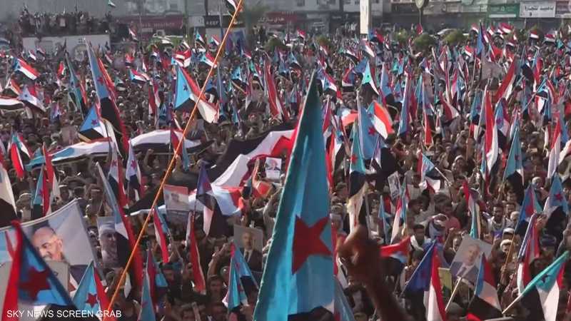 مظاهرات حاشدة في عدن ترفع شعارات تطالب بانفصال جنوب اليمن