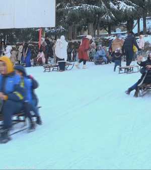 الثلوج تحيي السياحة بمنطقة الشّْريعة الجبلية بالجزائرية