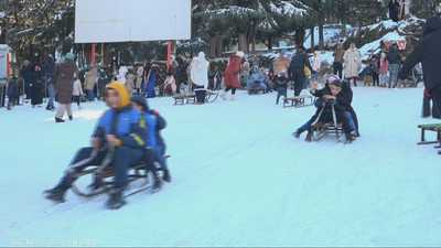 الثلوج تحيي السياحة بمنطقة الشّْريعة الجبلية بالجزائرية