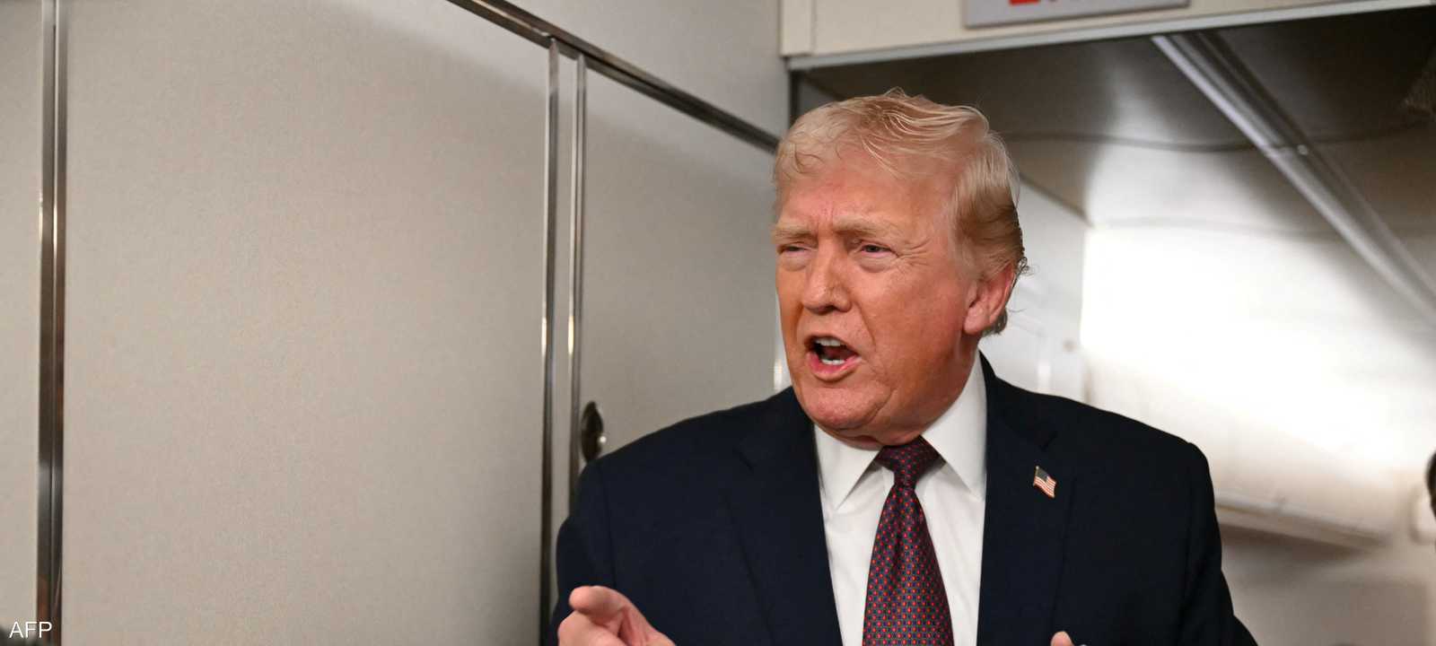 الرئيس الأميركي دونالد ترامب يتحدث من طائرته الرئاسية