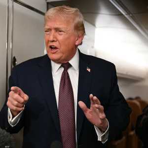 الرئيس الأميركي دونالد ترامب يتحدث من طائرته الرئاسية