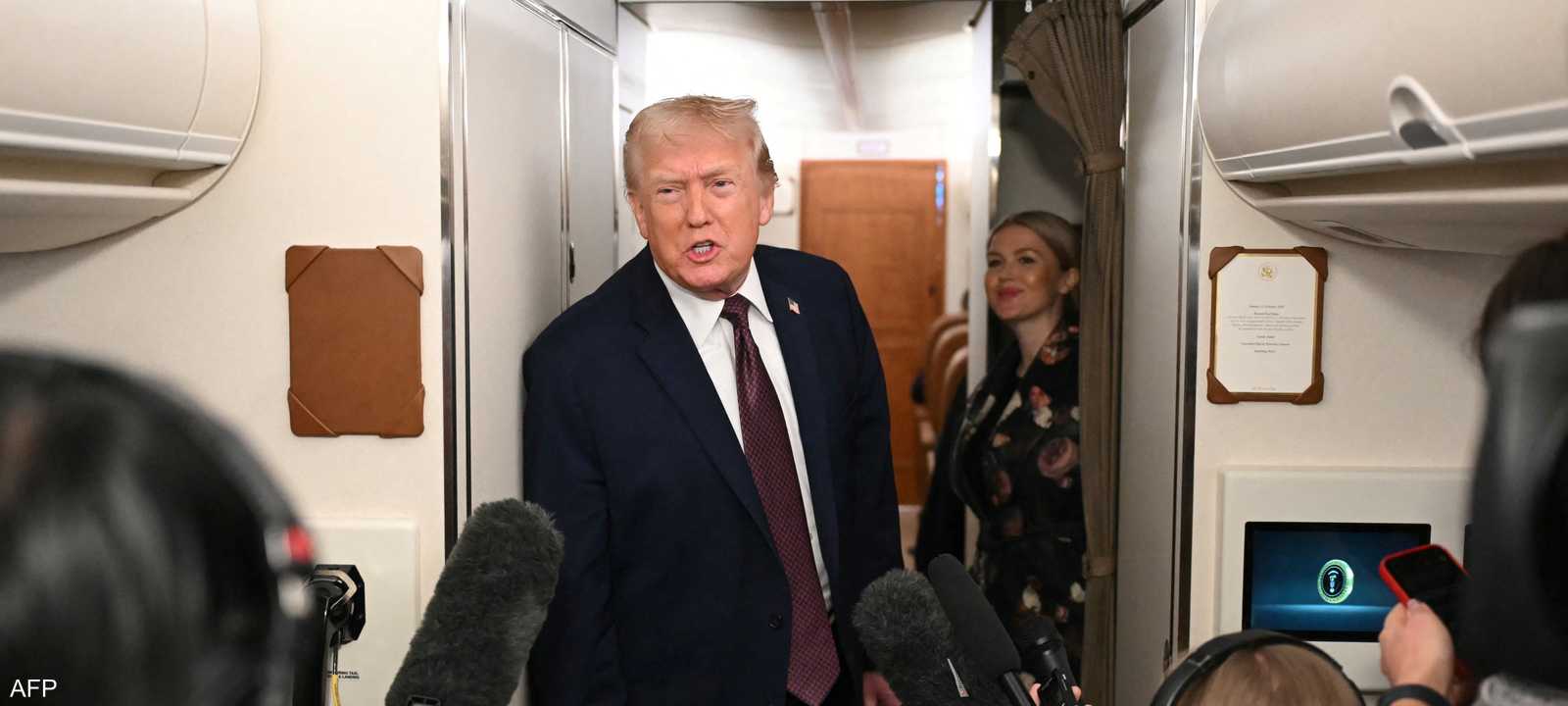 إحاطة صحيفة لترامب على متن الطائرة الرئاسية