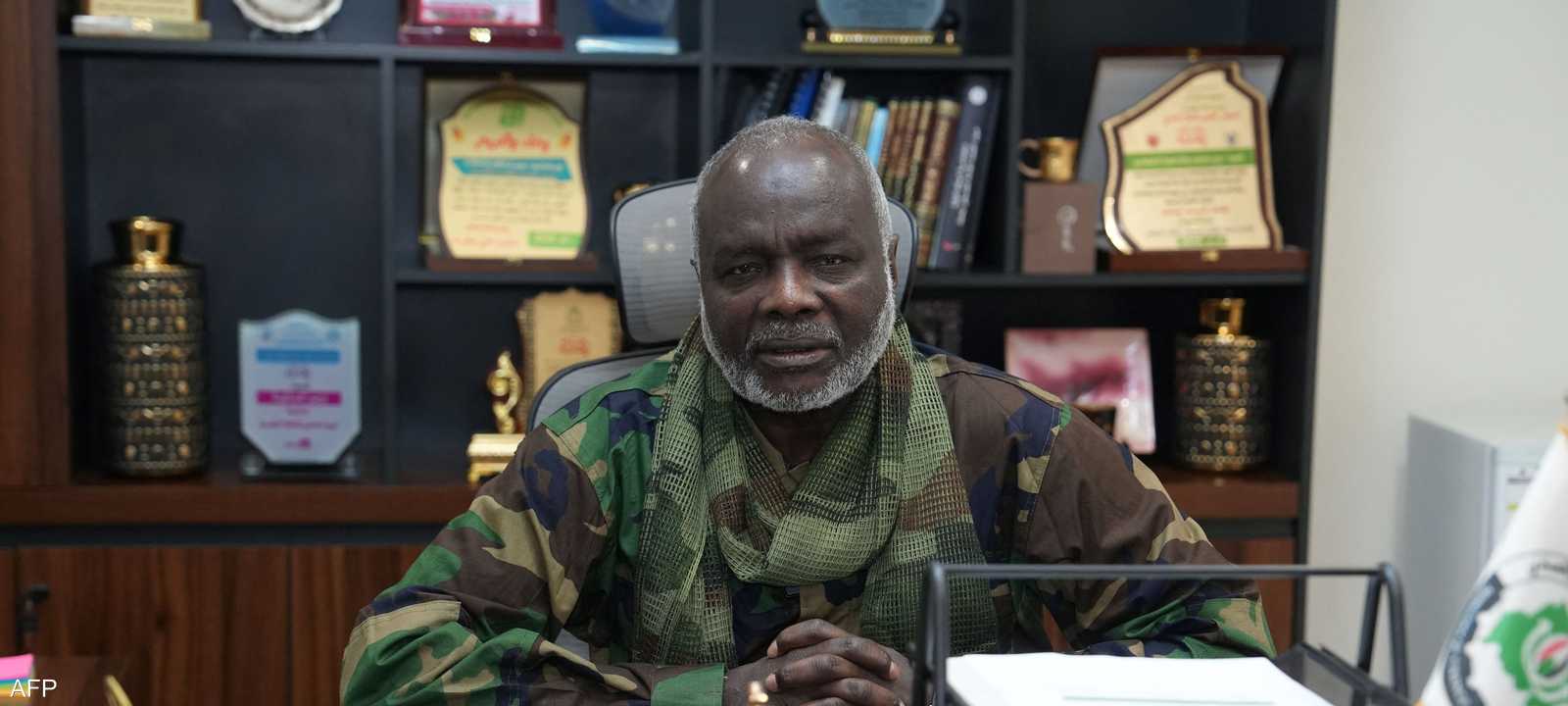 إبراهيم تحدث من مكتبه في بورتسودان