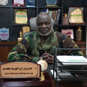 إبراهيم تحدث من مكتبه في بورتسودان
