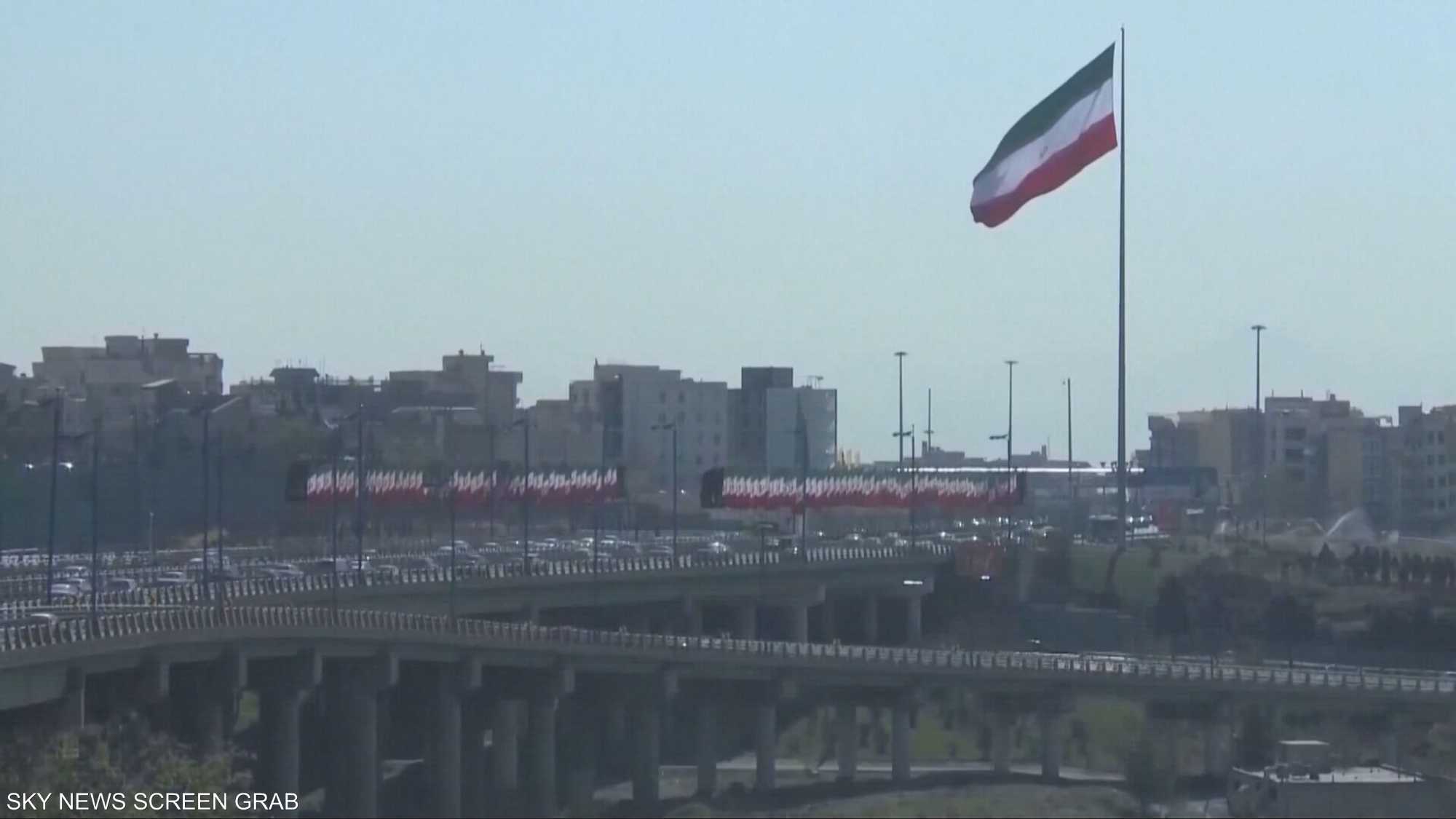 طهران تتحرك إقليميا لتفادي ضربة أميركية