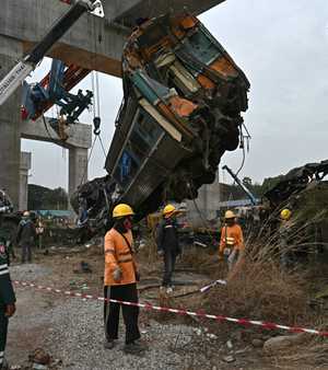 سقوط رافعة على قطار في تايلاند