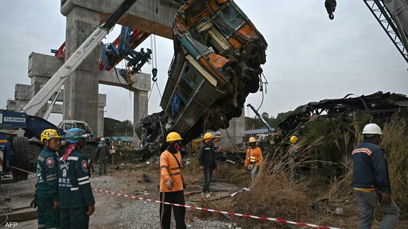 سقوط رافعة على قطار في تايلاند