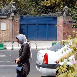 امرأة تسير أمام السفارة البريطانية في طهران